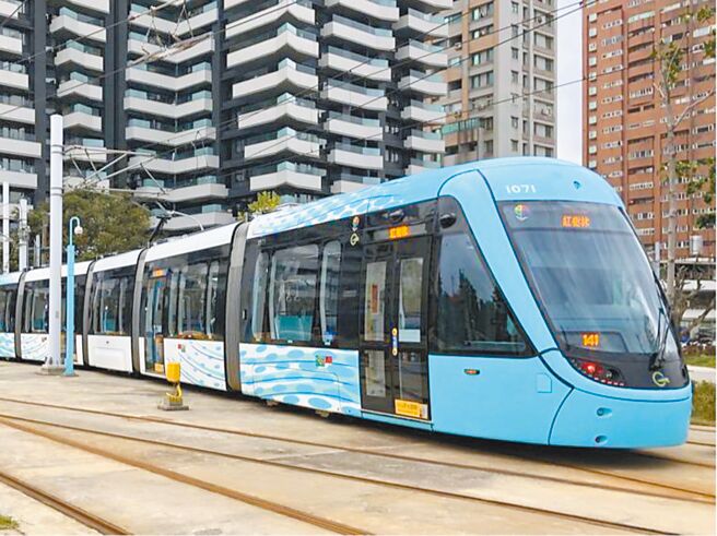 台北市捷运局长张泽雄坦言，民生汐止线採用与环状线同规模的车厢，但新北汐东线想做类似淡海轻轨，两者系统和营运模式都不同。图为淡海轻轨。（本报资料照片）