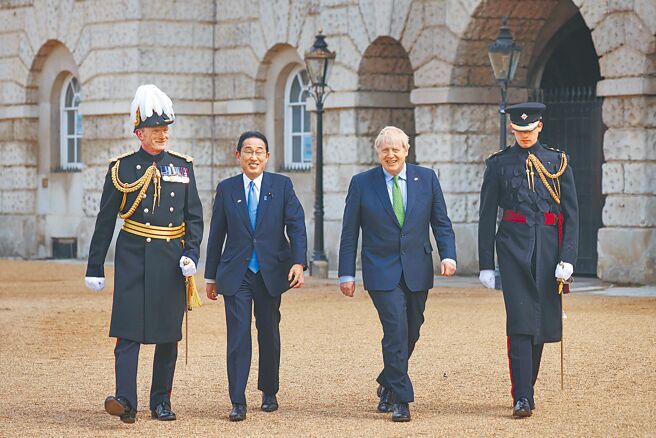 日本首相岸田文雄（左二）5日在伦敦唐寧街会晤英国首相强森（右二），这是他上任7个月以来，第一次访问英国。（美联社）