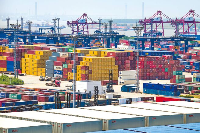 大陆驻美大使秦刚表示，现在是美国撤除对大陆进口产品施加惩罚性关税的时候了。图为江苏省港口集团南京港龙潭货柜有限公司港口。（新华社）