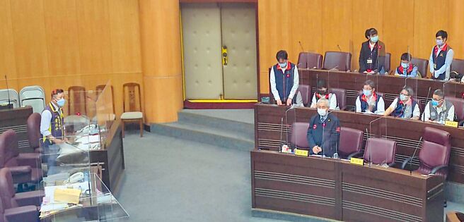 市议员黄敬平痛批局处政风室人员长期支援廉政署，不但领市府的薪水，还占用人员缺额。（赖佑维摄）