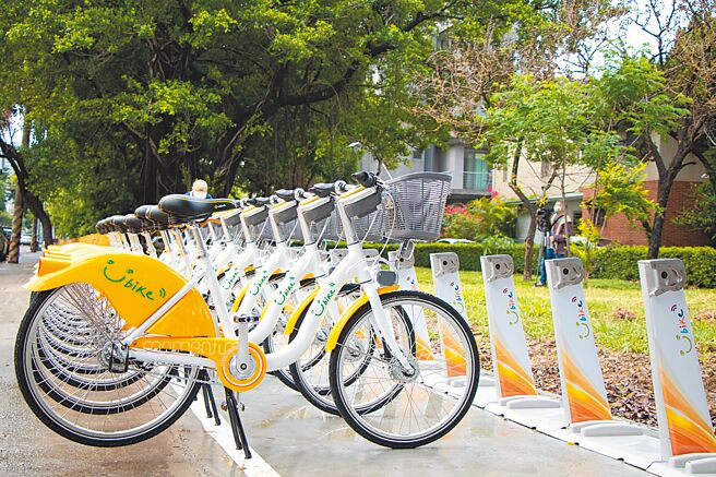 台中市公共自行車升級YouBike 2.0系統站點突破1000站，現已達到1054站，但卻遭議員批評配套不足，過去4年來市區新增闢的自行車道1條也沒有，希望市府加把勁，才能發揮自行車低碳運具的效果。（市府提供／謝瓊雲台中傳真）