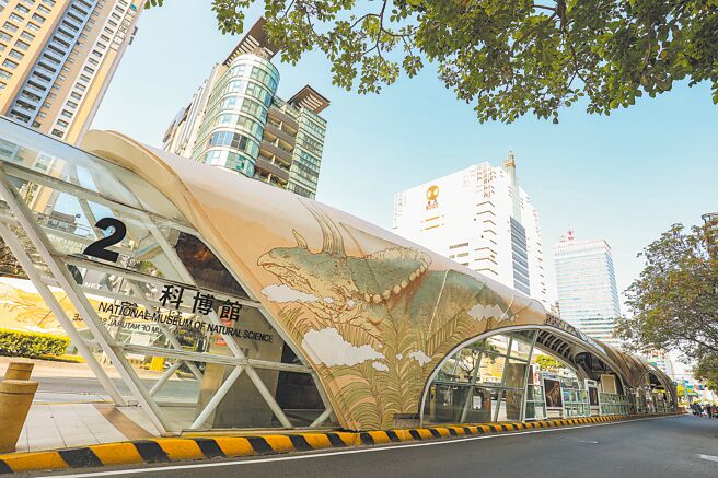 巨型恐龍現身台中台灣大道，科博館站候車亭讓恐龍迷驚豔。（陳淑芬攝）