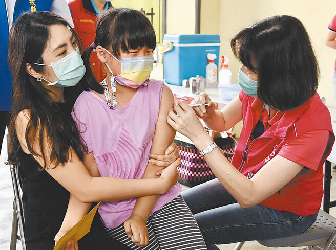 儿童疫苗接种，南投市光復国小6日率先开打。（南投县政府提供／廖志晃南投传真）