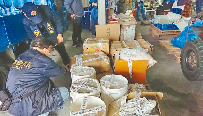 云林地检署指挥专案小组查缉云林县内20几个可疑地下工厂、经销仓库、农药行，查获偽劣农药成品、农药原体、半成品、假农药标籤、包装材料、各式生产器械。（云林地检署提供／周丽兰云林传真）