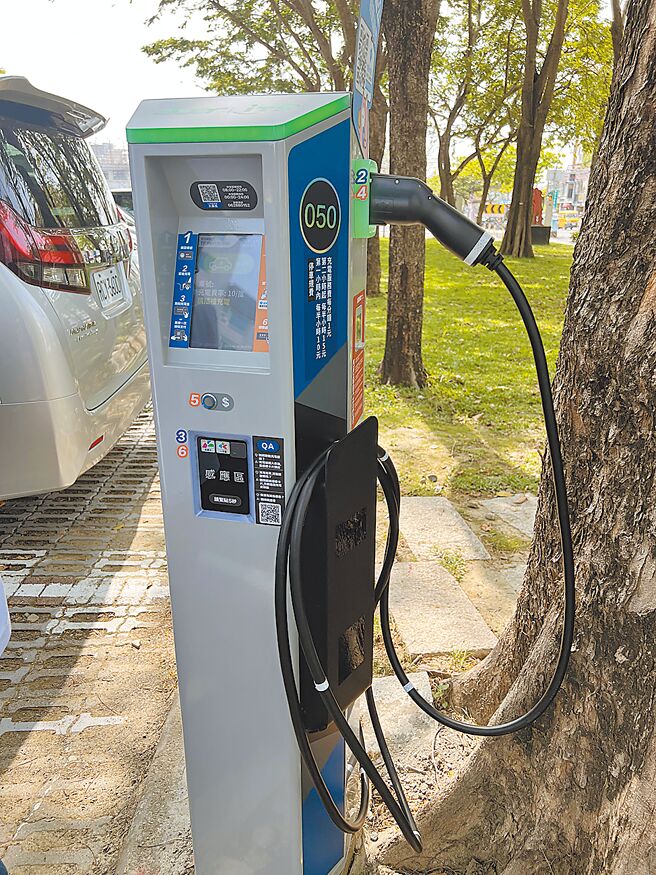 台南市设立全台首创结合充电功能的智慧充电停车柱。（洪荣志摄）
