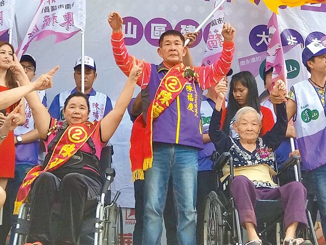 陈福庆（中）2018年曾以无党籍身分参选台南市第四选区市议员。（本报资料照片）