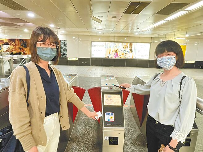 5月7至8日母親節周末2天，只要子女與媽媽同行進站，高捷公司將招待媽媽免費搭乘捷運。（高捷公司提供／洪靖宜高雄傳真）