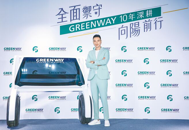 王阳明昨开心祝福好友瘦子结婚。（罗永铭摄）