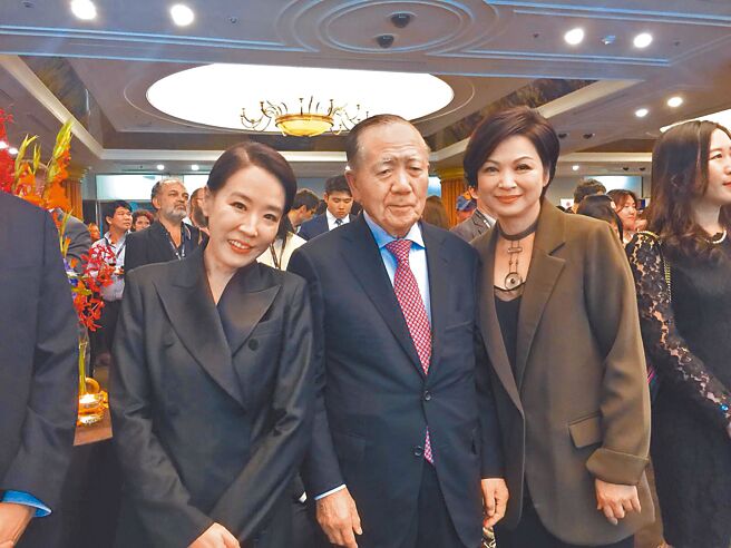 姜受延（左起）曾和金东虎、杨贵媚出席釜山影展台湾之夜。（资料照片）