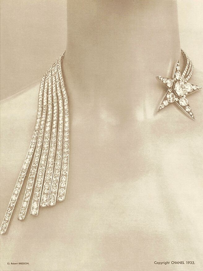1932年香奈兒女士設計的彗星項鍊，開口式設計可自行披掛佩戴，賦予彗星珠寶自由精神。（CHANEL提供）