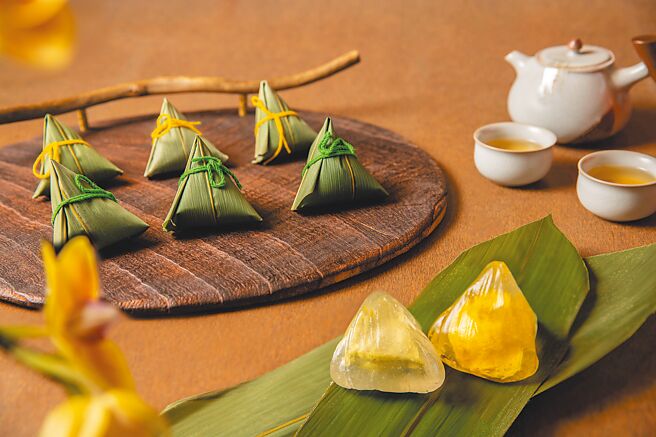 「茶香青梅粽」及「杨枝甘露粽」精致小巧，外型份量适中无负担，满溢浓郁夏日风情。（台北万豪酒店提供）