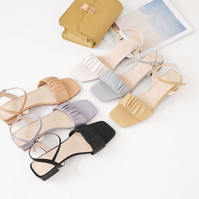 D+AF 2021热销鞋款，云朵抓皱低跟凉鞋，原价1380元，特价690元。（D+AF 提供）