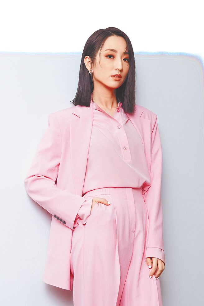 柯佳嬿分享自己跟妈妈的母女关系，也聊主演新片《一家之主》。（经纪公司提供）