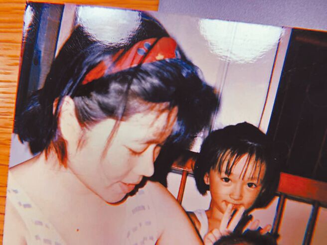 柯佳嬿曾贴出自己小时候与母亲的合照。（摘自脸书）