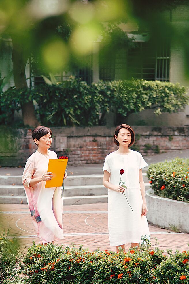 柯佳嬿（右）在《一家之主》中饰演鲍起静的女儿。（台北又又喜电影提供）