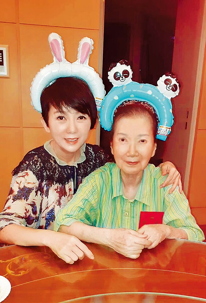 周思洁（左）无论再忙仍坚持每天和妈妈聊天。（莱格悠提供）