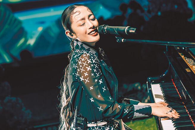 舞思爱歌艺精湛，女儿是她的超级粉丝。（爱玩音乐提供）