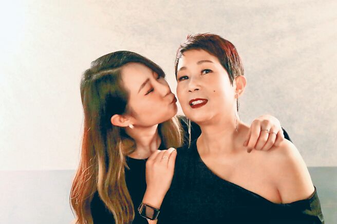 江念庭（右）和女儿感情非常好。（尚时代文创娱乐提供）
