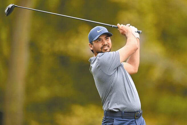 富国银行高球锦标赛昨打完首回合，34岁澳洲选手戴伊以低于标准杆7杆的63杆成绩，领先群雄（美联社）