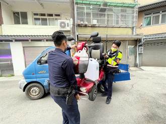 9旬老翁電動車拋錨路中 警援助平安返家