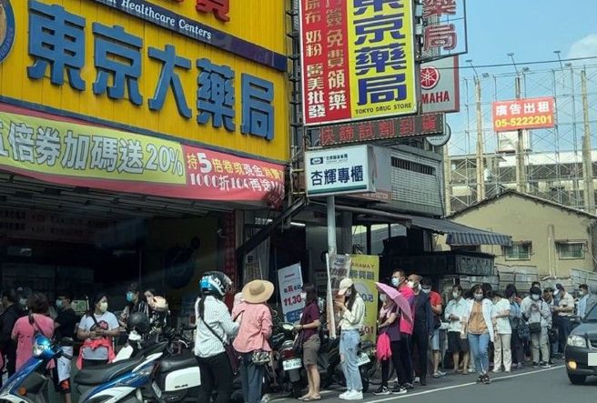 林县帮北部乡亲买快筛剂需求大，大多药局限每人每日1盒，图为斗六市东京大药局每天下午都排满买快筛剂的人龙。（周丽兰摄）