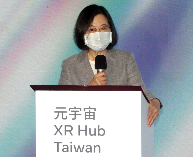 总统蔡英文（中）在疫情严重期间仍去体验VR，遭网友质疑无心防疫。（赵双杰摄）