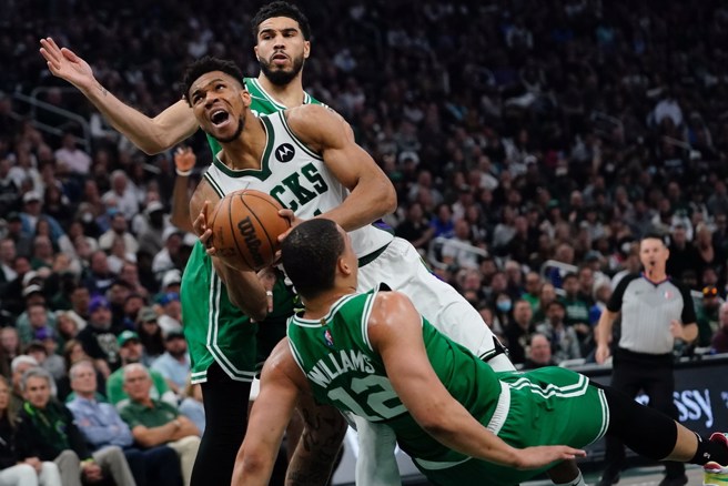 阿提托康波雖撞翻對手，仍想要把手中的球投出。(美聯社)