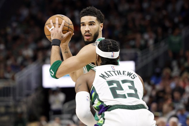 塔圖今天面對麥修斯的防守竟然是投10中0。(路透)