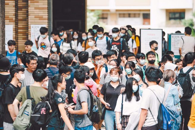 大学甄选季即将到来，考生准备书面审查、面试时难免焦虑，专家建议可参考各系公布的「审查重点与准备指引」。（图／示意图，报系资料照）