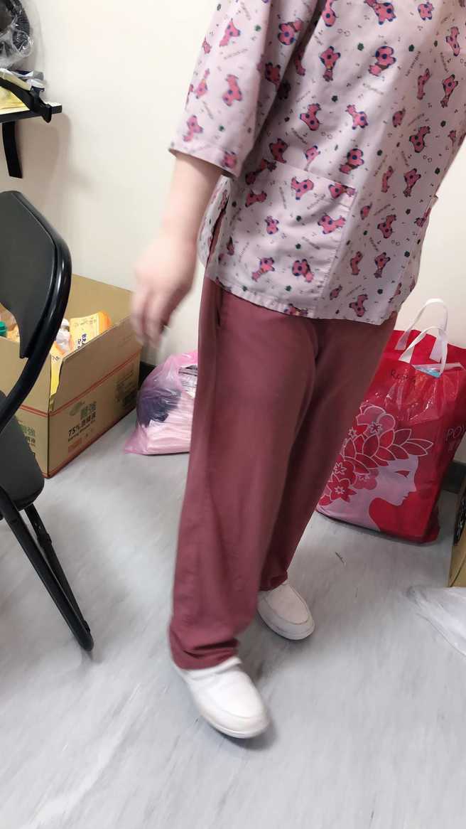 在隔離病房忙進忙出4個小時後，全被汗水浸溼，甚至還濕到會滴水。（圖／翻攝自爆廢公社公開版）