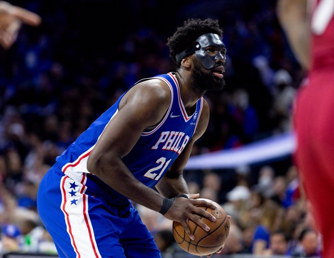 恩比德昨在G3戴上黑色面具宣告復出。(路透资料照)