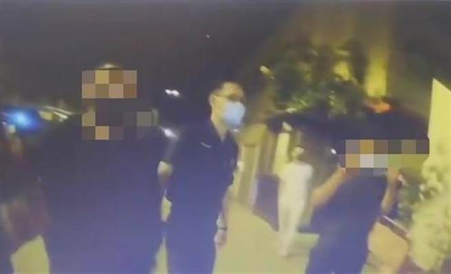 台中市北区台湾大道上8日凌晨一家餐酒馆传出民眾聚集吵架，警方驰援现场盘查吓阻，还劝导民眾将口罩戴好戴满。（民眾提供／卢金足台中传真）