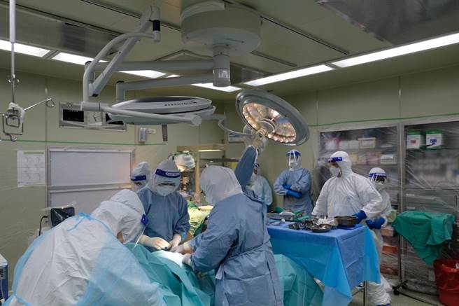 最好的母親節禮物，屏基7日完成屏東首例確診孕婦剖腹產手術。（屏基提供／謝佳潾屏東傳真）   