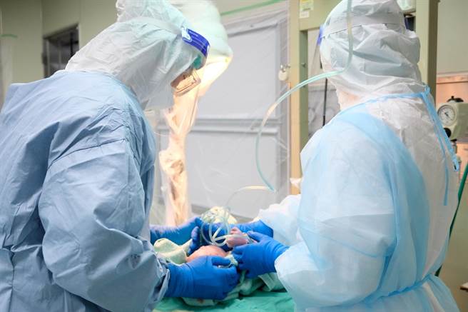 最好的母親節禮物，屏基7日完成屏東首例確診孕婦剖腹產手術。（屏基提供／謝佳潾屏東傳真）   