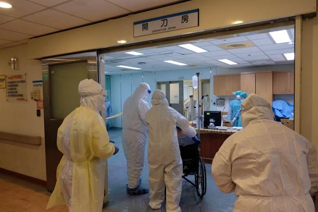 最好的母親節禮物，屏基7日完成屏東首例確診孕婦剖腹產手術。（屏基提供／謝佳潾屏東傳真）   