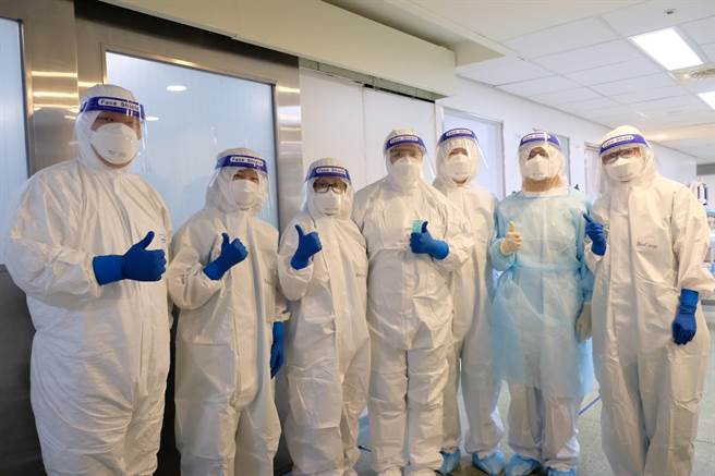 最好的母親節禮物，屏基7日完成屏東首例確診孕婦剖腹產手術。（屏基提供／謝佳潾屏東傳真）