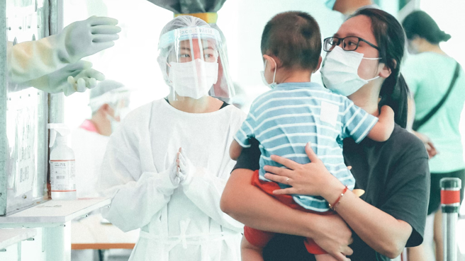 一名家長在網路抱怨，6日凌晨12點兒子發高燒到39度，快篩陽性，他緊急帶著兒子到醫院急診，沒想到急診凌晨2點，現場至少有15至20組家長抱著孩子也在等待。（圖／示意圖，記者羅永銘攝影）