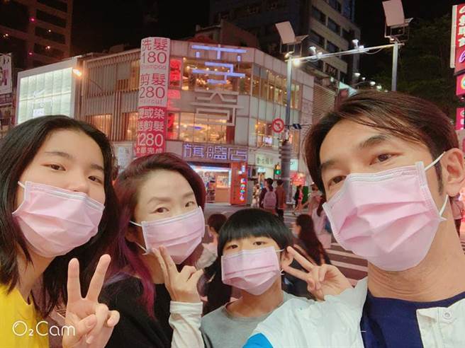 陶子（左二）与李李仁（右）一家四口感情紧密。（摘自脸书）