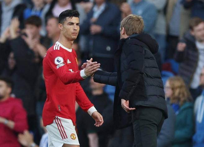 曼聯前鋒C羅(左)賽後向布萊頓總教練致意。（路透）