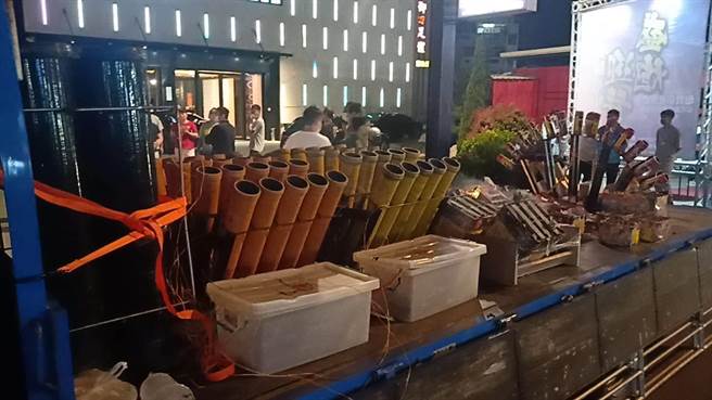 消防局表示，根據現場小貨車載運煙火確實為專業煙火，初估市值約30萬元左右。(民眾提供／吳建輝彰化傳真)