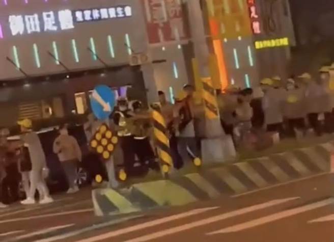 　彰化市金馬路昨天深夜不平靜，某宮廟陣頭繞境行經此路時，利用小貨車違法施放高空煙火，由於並未申請遭警方取締蒐證，不過陣頭人員不滿強力阻擋與警方發生肢體衝突。(民眾提供／吳建輝彰化傳真)