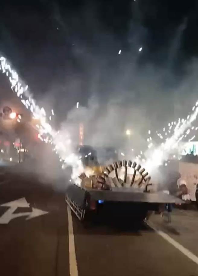 由於並未申請遭警方取締蒐證，不過陣頭人員不滿強力阻擋與警方發生肢體衝突。(民眾提供／吳建輝彰化傳真)