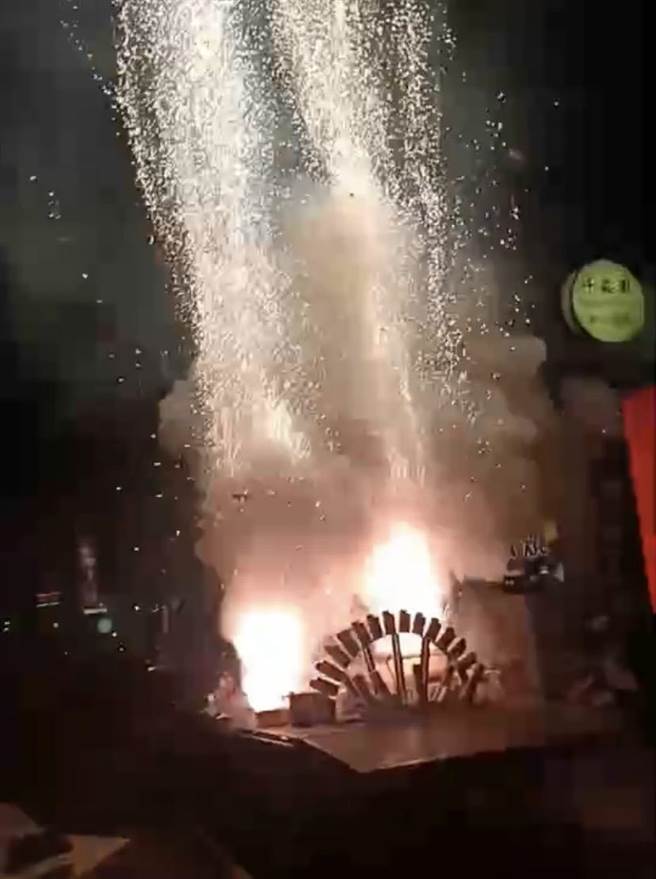 驚險畫面被路過民眾拍下，只見參與陣頭的民眾不服取締，推擠警方，引發民眾側目。(民眾提供／吳建輝彰化傳真)