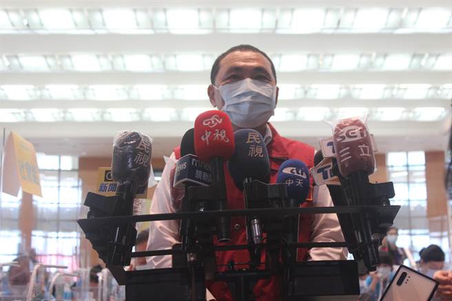 新北市长侯友宜表示，新北市开出专责病房1963床，目前空床率33％，非必要及非紧急性医疗现阶段暂缓。（陈慰慈摄）