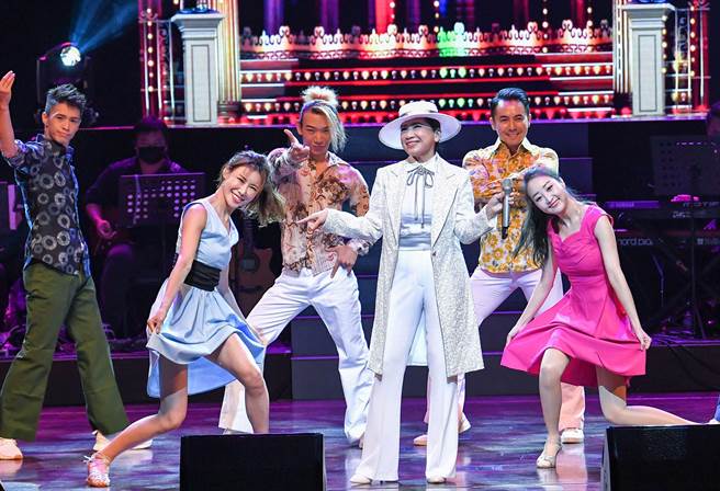 方寧7日在高雄舉辦「歌謠也瘋狂」演唱會。（立派工作室提供）