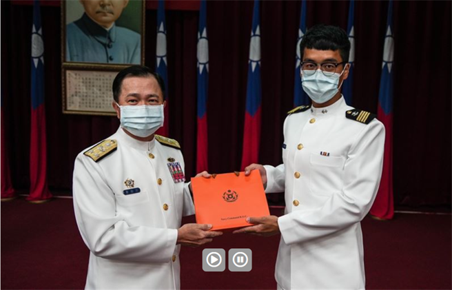 海军舰队指挥部指挥官黄佑民中将主持「民国111年远航训练支队结训暨颁奖典礼」。  摘自青年日报