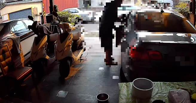 许姓犯嫌随机拉取车门，多为停在住家前方或路边的车辆。（宜兰县警察局三星分局提供／吴佩蓉宜兰传真）