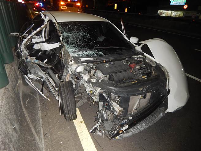 王女剛買1年的新車車頭及右車身被撞得幾乎成了廢鐵。(民眾提供／林欣儀台中傳真)