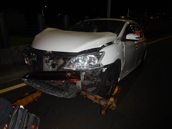 王女剛買1年的新車車頭及右車身被撞得幾乎成了廢鐵。(民眾提供／林欣儀台中傳真)