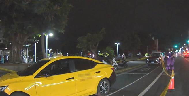 為女友爭風吃醋，小黃運將遭情敵砍傷大腿，警方現場採證。（民眾提供）